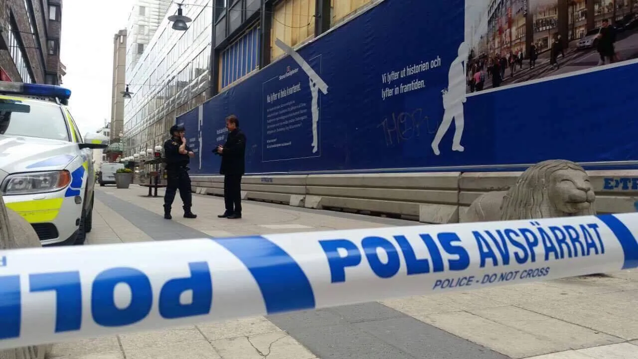 Теракт в Стокгольме: грузовик врезался в толпу людей 1 Foto: SOVA
