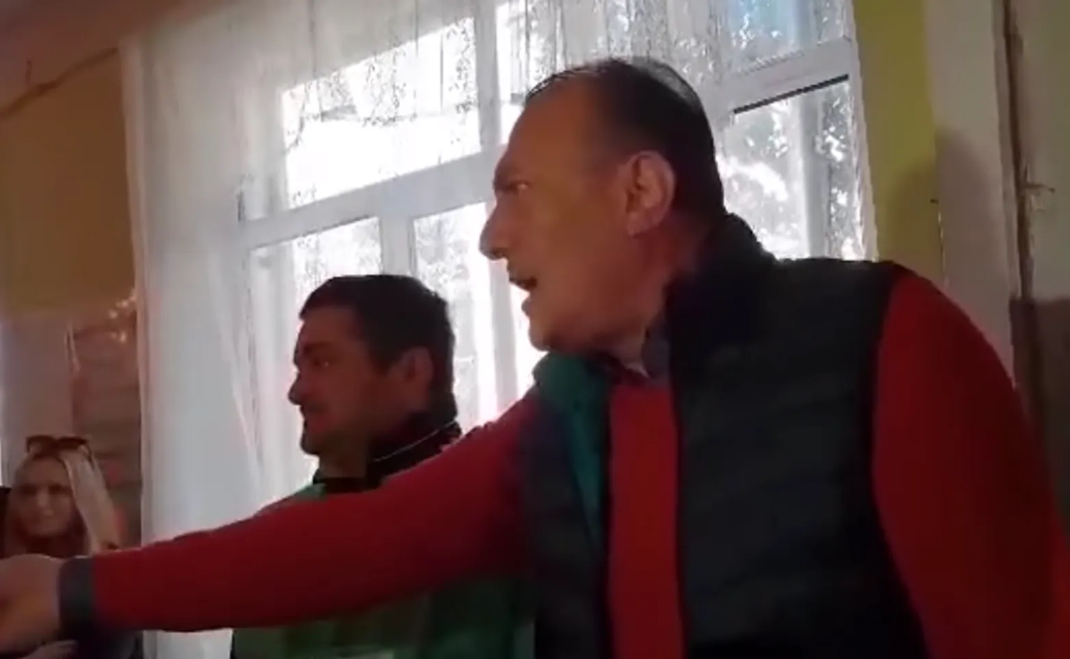 Шалва Нателашвили устроил перепалку на избирательном участке 6 Shalva Natelashvili Шалва Нателашвили Шалва Нателашвили