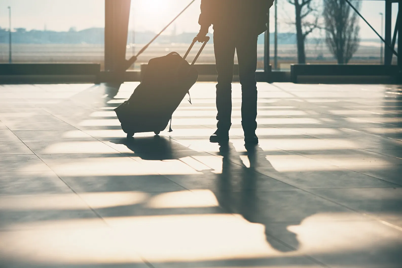 Аэропорты Грузии обслужили 2 млн пассажиров во II квартале 2026 года 2 shadow of the traveler at the airport P5W65H3 новости
