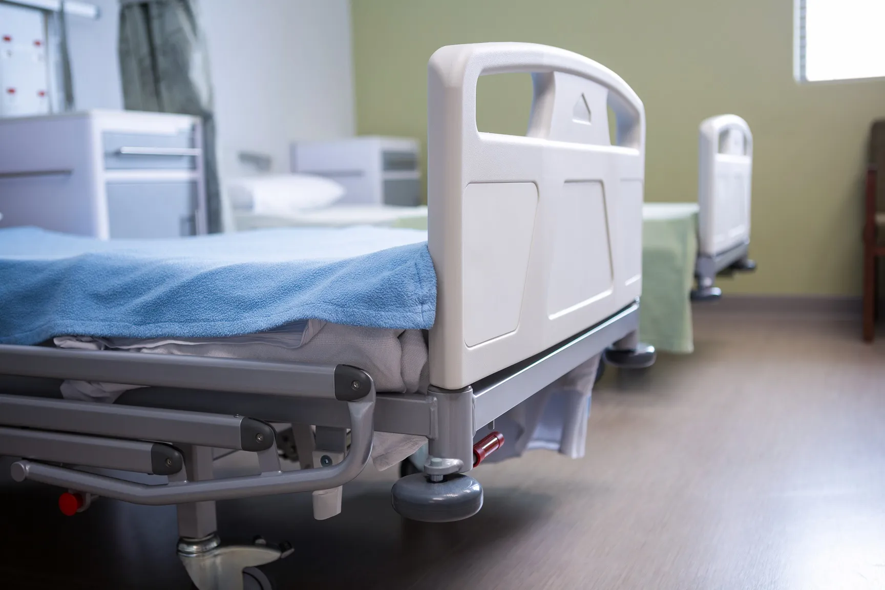 empty beds in ward at hospital 4EABTA2 новости