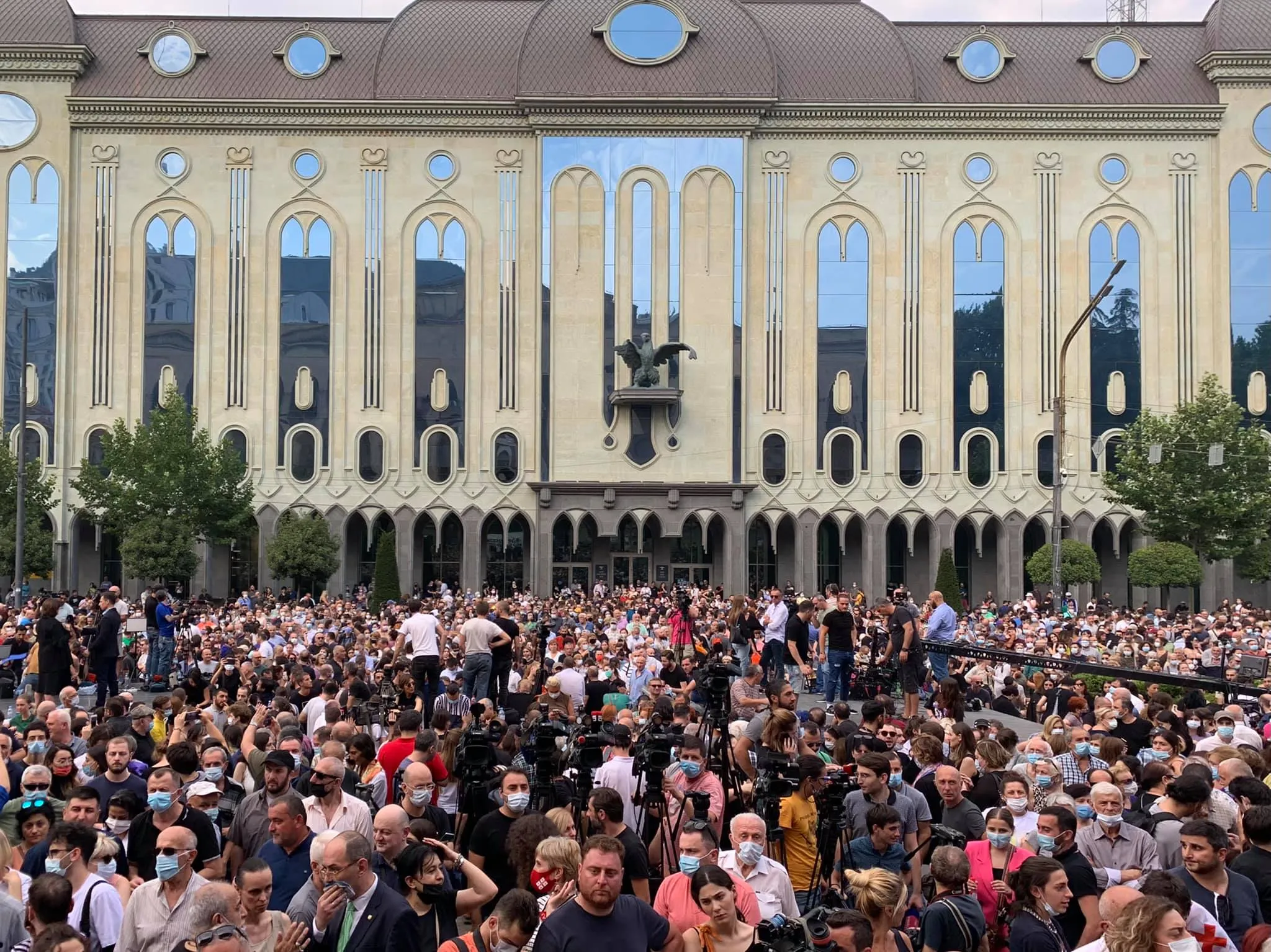 Площадь у парламента переполнена, началась акция с требованием отставки правительства 9 213192001 780185569253302 7285595740655107456 n новости TV Pirveli, Георгий Маргвелашвили, журналистика, Лексо Лашкарава