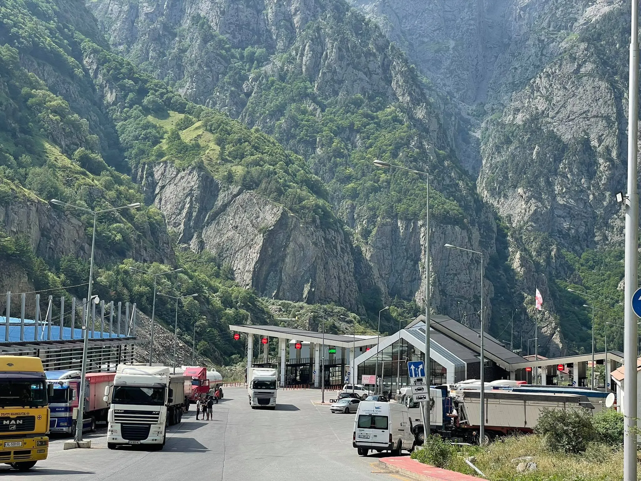 Checkpoint on Georgian-Russian Border Suspends Operations Following Alarm 2 lars border 1 News