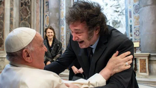 Президент Аргентины встретился с папой римским, которого в прошлом называл «имбецилом» 2 Милей и папа крупным планом