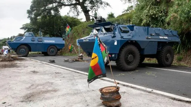 Беспорядки в Новой Каледонии — жандармы разблокировали дорогу из аэропорта 2 Бронемашины