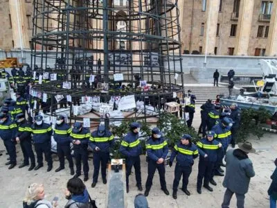 Митинг представителей СМИ продолжился у новогодней елки у парламента Грузии 3 photo 2024 12 08 17 39 51 грузинские СМИ грузинские СМИ