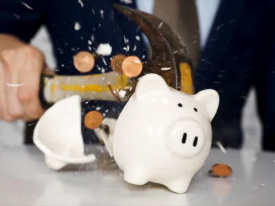 Экономика Грузии: пять выстрелов в ногу 12 businessman using a hammer to smash plenty of coin 2025 01 29 07 33 37 utc экономика featured, Грузинская мечта, Грузия, Россия, эконмический кризис, экономика Грузии