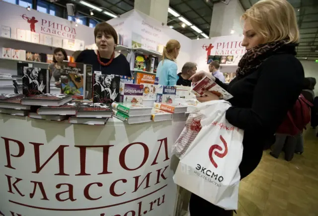 Посетители на Международной ярмарке интеллектуальной литературы non/fiction