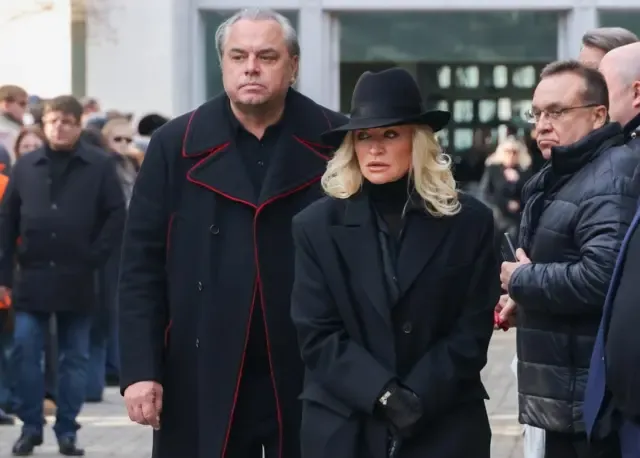 Герои статьи на похоронах