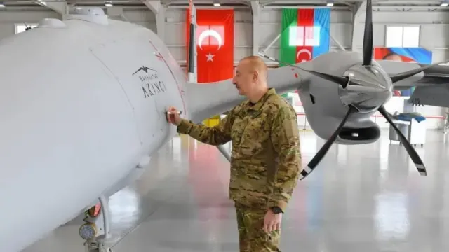 «Азербайджан не готов быть подчиненным»: чем закончится ссора Баку с Москвой? 4 Алиев с турецким дроном
