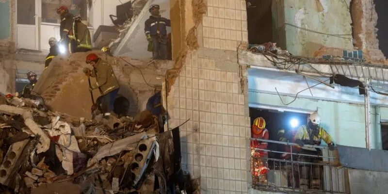 В Тернополе вторые сутки ищут людей под завалами после российской атаки 1 74816056 403.jpg Deutsche Welle Тернополь