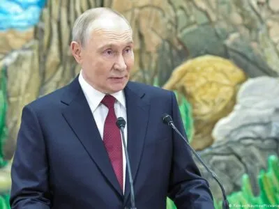 В Бишкеке посольство Украины скрыли за экраном на фоне приезда Путина 3 74927354 403.jpg Deutsche Welle Бишкек