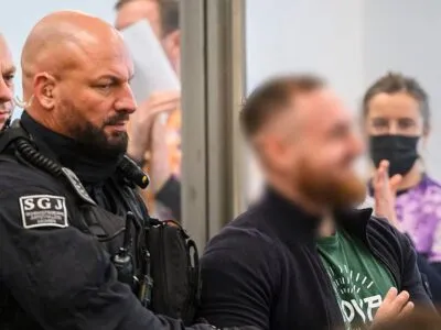 Громкий процесс над «бандой с молотками»: в Германии судят предполагаемых участников крайне левой группировки «Antifa Ost» 2 9e1173f0 ca25 11f0 97da d5d25c7170a0.jpg Новости BBC Антифа-Восток, банда с молотками, германия