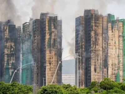 Число жертв пожара в жилом комплексе в Гонконге продолжает расти. По делу о пожаре задержаны три человека 4 c5cce6f0 cb69 11f0 afb7 8f7c37abbc93 6.jpg 6 Deutsche Welle Гонконг