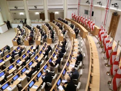 Парламент проголосовал в I чтении за то, чтобы грузинские эмигранты голосовали на выборах только в Грузии 3 parlament.jpg 2 новости голосование для эмигрантов, Грузинская мечта, законопроект, Избирательный кодекс, парламентские выборы в Грузии, ценз оседлости