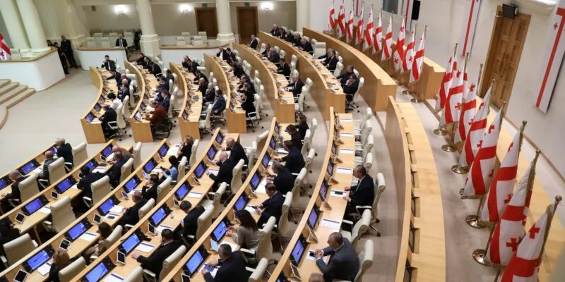Парламент проголосовал в I чтении за то, чтобы грузинские эмигранты голосовали на выборах только в Грузии 1 parlament.jpg 2 новости голосование для эмигрантов, Грузинская мечта, законопроект, Избирательный кодекс, парламентские выборы в Грузии, ценз оседлости