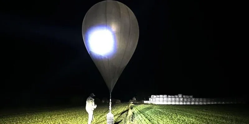 Литва объявила режим чрезвычайной ситуации из-за шаров с контрабандой из Беларуси 1 0fd92ab0 d4f2 11f0 adc2 89ce95963e42.jpg Новости BBC Литва