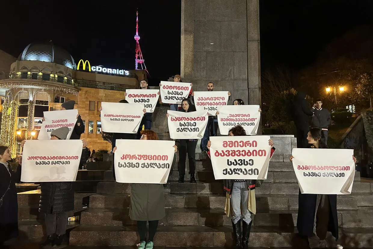 Не такая уж тихая ночь — Тбилиси вступает в праздничный сезон на фоне продолжающихся протестов 2 1 новости OC Media, новогодняя елка, протест в Тбилиси, рождественская елка