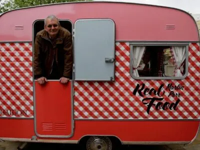 Умер Мартин Парр, культовый стрит-фотограф и летописец британского абсурда 6 19191d20 d46f 11f0 b331 5f24a4a7069f.jpg Новости BBC Мартин Парр