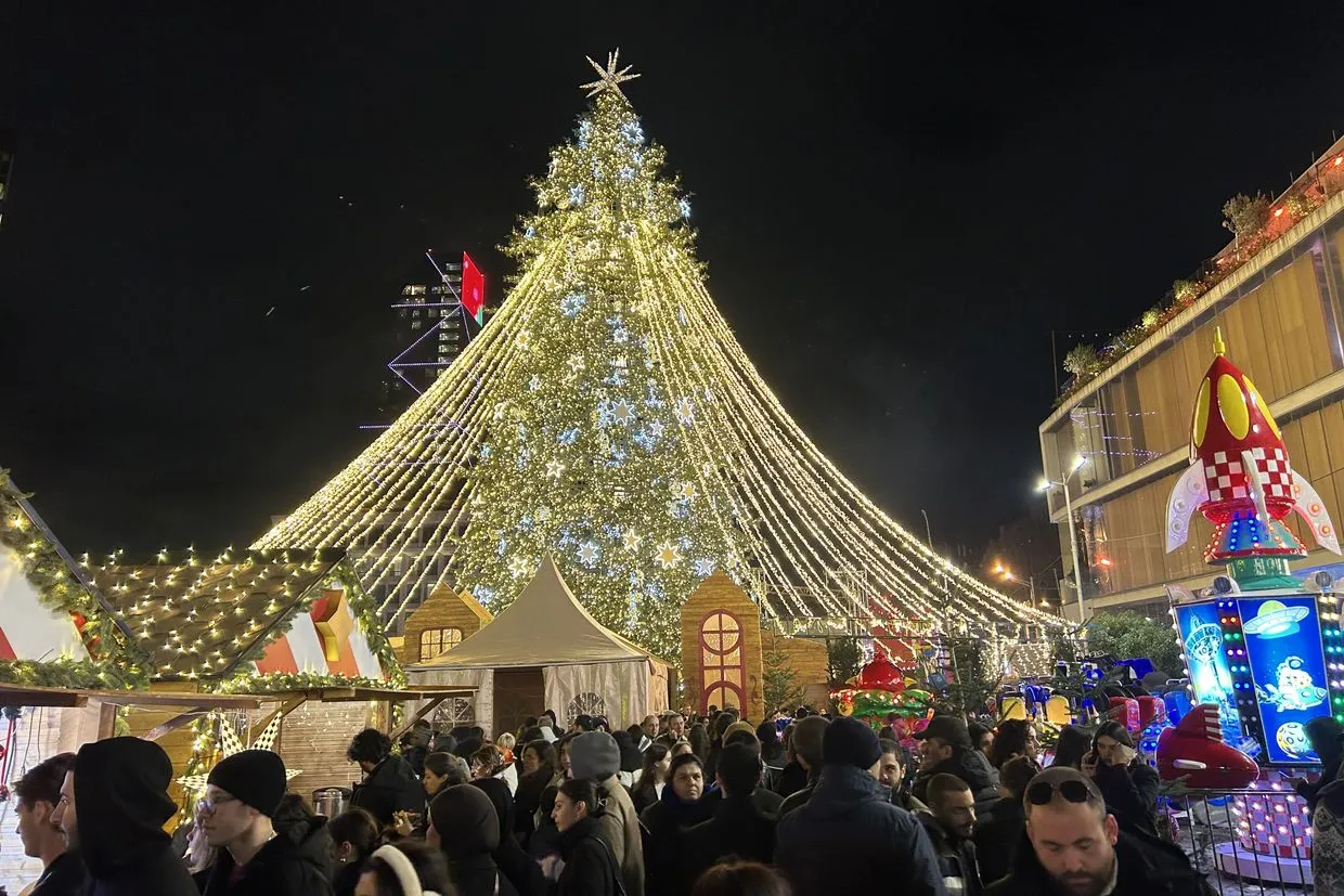 Не такая уж тихая ночь — Тбилиси вступает в праздничный сезон на фоне продолжающихся протестов 3 2 1 новости OC Media, новогодняя елка, протест в Тбилиси, рождественская елка