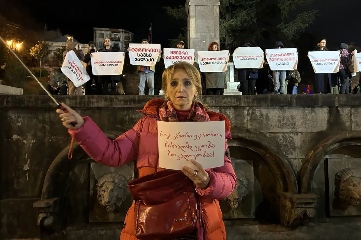 Не такая уж тихая ночь — Тбилиси вступает в праздничный сезон на фоне продолжающихся протестов 4 3 новости OC Media, новогодняя елка, протест в Тбилиси, рождественская елка