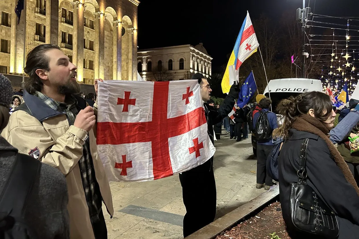 Не такая уж тихая ночь — Тбилиси вступает в праздничный сезон на фоне продолжающихся протестов 6 5 новости OC Media, новогодняя елка, протест в Тбилиси, рождественская елка