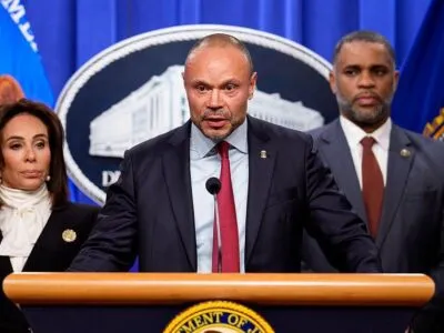 Подкастер и конспиролог Дэн Бонджино уходит с поста замдиректора ФБР 2 57b0d400 dc31 11f0 854f 613aec88e40b.jpg Новости BBC ФБР