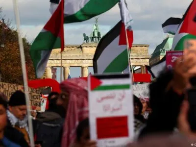 В Берлине оштрафовали мужчину за антиизраильский лозунг на демонстрации 7 74320108 403.jpg Deutsche Welle Берлин