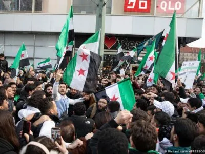 Тысячи сирийцев в Германии устроили празднования к годовщине свержения Асада 5 75053289 403.jpg Deutsche Welle сирийцы