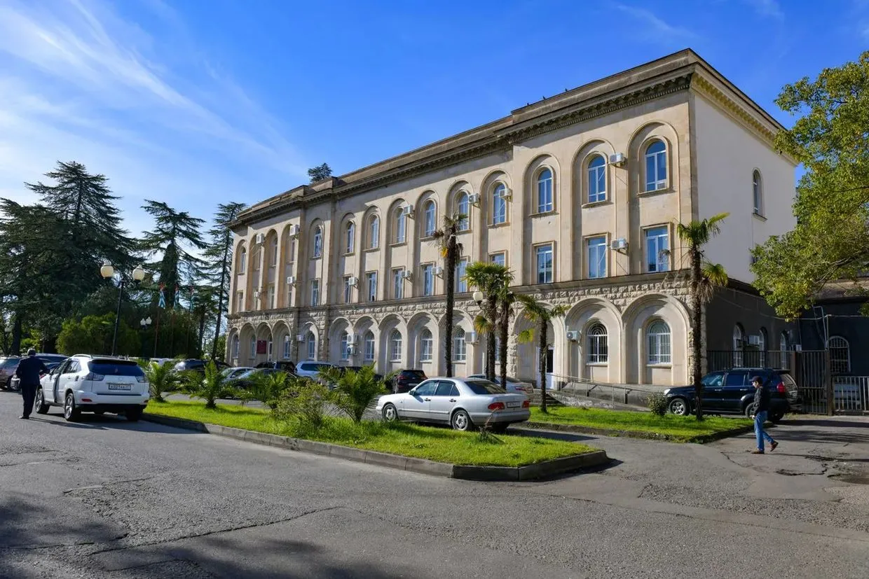 Абхазия продвигается вперед в создании транзитного узла для товаров через Грузию в РФ 3 abkhazian parliament 7 31 2025 новости OC Media, Абхазия, Грузия-Россия, транзит, транзит через Грузию