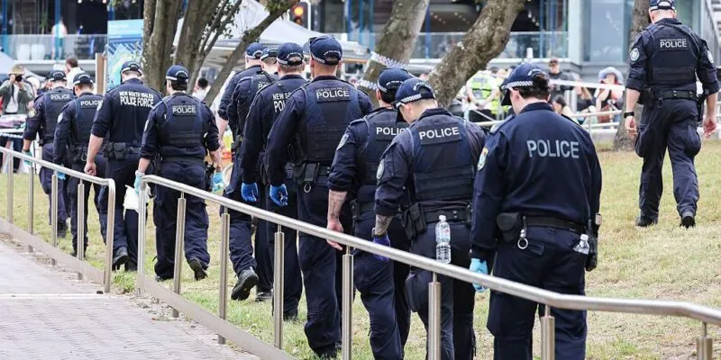 Напавшие на посетителей Бонди-бич вдохновлялись идеологией «Исламского государства». Незадолго до нападения они посетили Филиппины 1 e1141170 da6b 11f0 a03c 01668bc4a165.jpg Новости BBC Бонди-бич