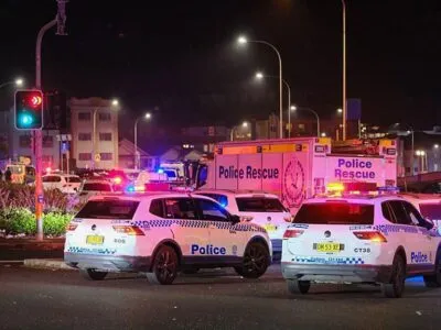 На пляже Бонди-бич в Австралии началась стрельба, убиты 11 человек и нападавший. В этот момент там отмечали Хануку 7 f9ae0390 d8d5 11f0 832c af1e6baf12da 1.jpg 1 Новости BBC Бонди-бич