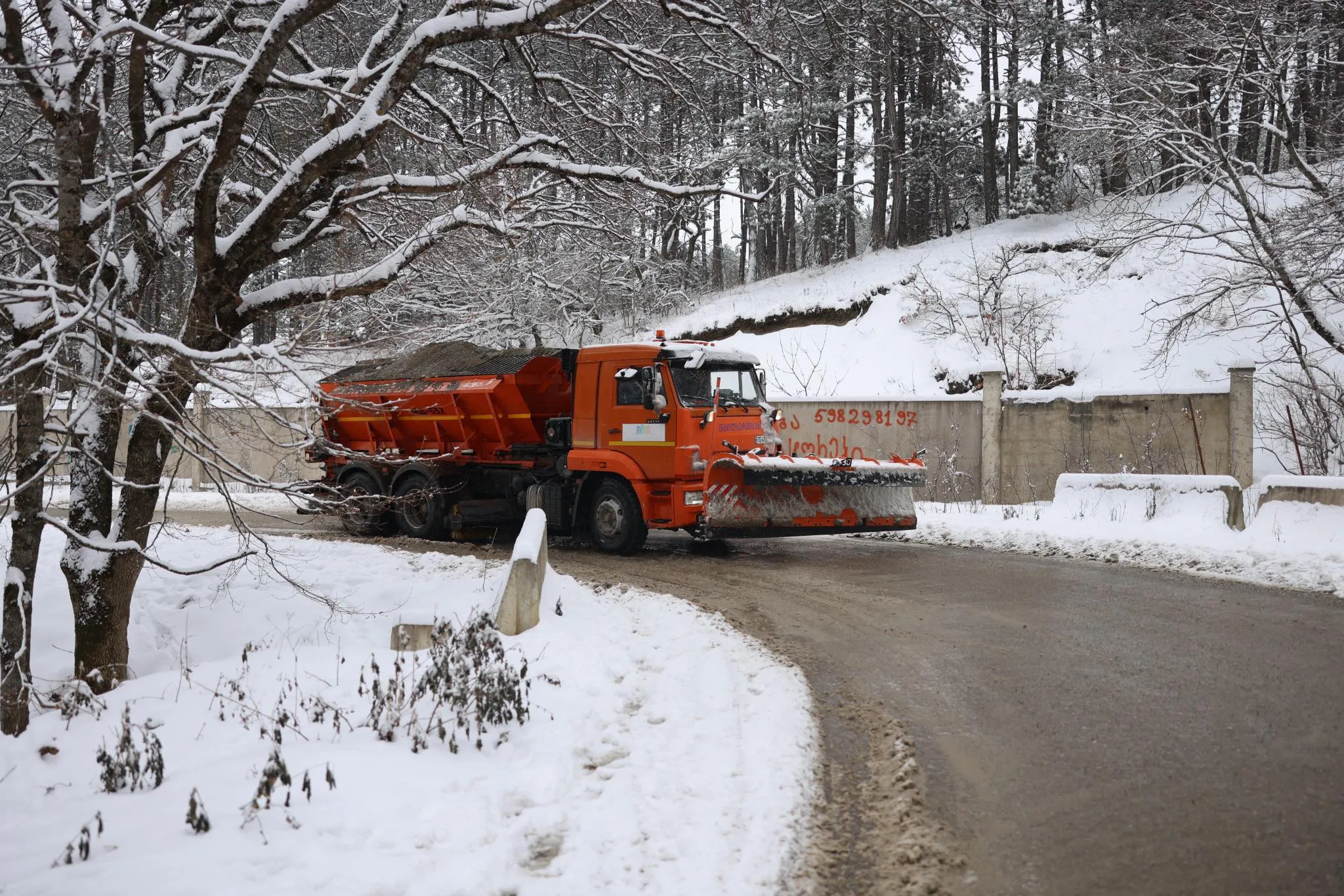 616498865 1308449854660792 7379880876535534902 n новости Каха Каладзе, мэрия Тбилиси, очистка дорог, снегопад