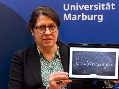 Антисловом 2025 года в Германии стал экономический термин 4 75483097 403.jpg Deutsche Welle Антислов в Германии