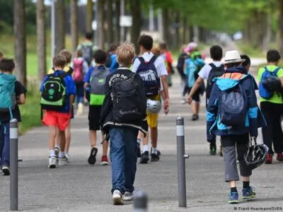 Опрос: 55% жителей ФРГ считают расходы на детей неподъемными 4 74136432 403.jpg Deutsche Welle расходы на детей