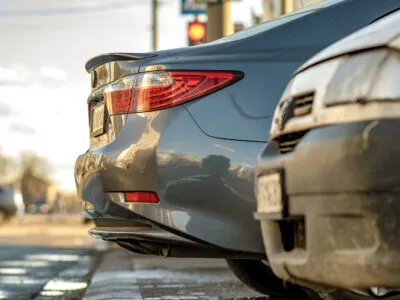 Автомобили и пластик: что предусматривают новые ограничения в Грузии 4 closeup of a modern cars parked on a side of a cit 2026 01 06 10 00 21 utc политика featured, автомобили, экология