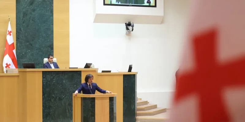 Премьер: надо защитить интересы граждан Грузии на рынке труда в стране 1 kobaxidze v parlamente новости Glovo, Wolt, новые регуляции в Грузии, премьер Грузии, рынок труда в Грузии, трудовые мигранты