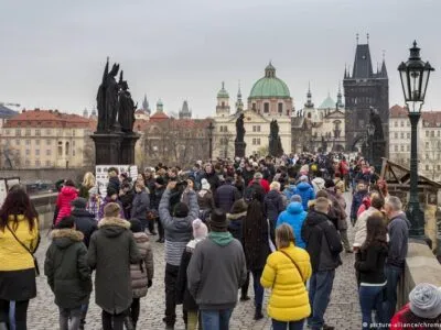 В Праге забросали коктейлями Молотова Русский дом 6 41681798 403.jpg Deutsche Welle коктейль Молотова, Прага