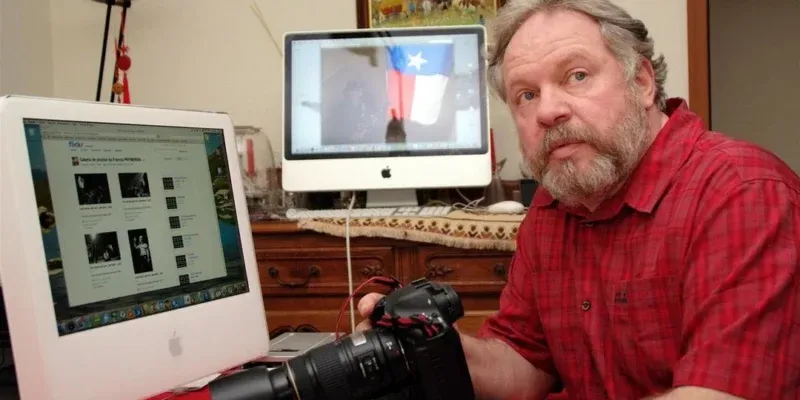 Французскому фотографу аннулировали грузинский вид на жительство, как сообщается, по «политическим» причинам 1 entre culot et discretion francis prymerski a su s imposer sur les scenes rock lui permettant de photographier des centaines d artistes photo rl 1430387947 e1774876900171 новости OC Media, вид на жительство, ВНЖ, Мегги Осдоби Кац, французский фотограф, Фрэнсис Николя Примерски, Фрэнсис Примерски