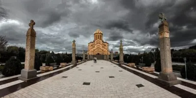 holy trinity cathedral in tbilisi georgia on a st 2026 03 20 00 23 32 utc Fact or Fake featured, автокефалия, Грузинская Православная Церковь, Грузия-Россия, Илия II, Илия Второй