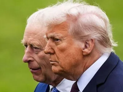 Президент США Дональд Трамп и король Карл стоят рядом на зеленом фоне