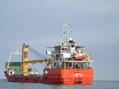 Судно в Ормузском проливе близ берега Омана, 12 апреля