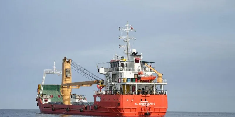 Судно в Ормузском проливе близ берега Омана, 12 апреля