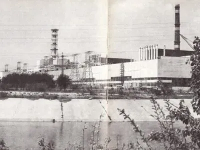 Так выглядела Чернобыльская АЭС перед аварией — черно-белый снимок, на котором видно станцию, блоки и природу вокруг