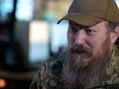 Командующий Силами беспилотных систем Роберт Бровди — в кепке и с длинной бородой — на фото во время разговора с Би-би-си