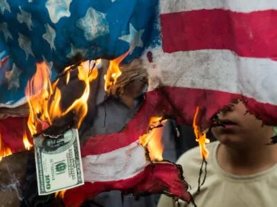 Иранцы жгут флаг и доллары США на демонстрации в Тегеране