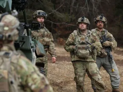 Солдат взвода LUAS (системы смертоносных беспилотных летательных аппаратов) 3-й бригады 10-й горнострелковой дивизии Армии США принимает участие в военных учениях «Combined Resolve 25-1» на полигоне Хоэнфельс в Баварии 3 февраля 2025 года недалеко от города Хоэнфельс, Германия.