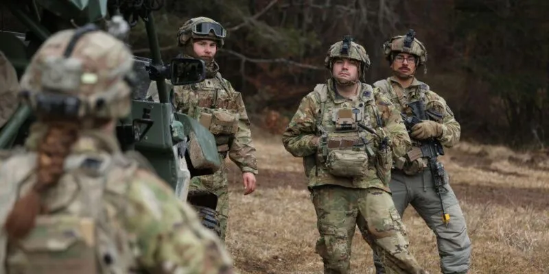 Солдат взвода LUAS (системы смертоносных беспилотных летательных аппаратов) 3-й бригады 10-й горнострелковой дивизии Армии США принимает участие в военных учениях «Combined Resolve 25-1» на полигоне Хоэнфельс в Баварии 3 февраля 2025 года недалеко от города Хоэнфельс, Германия.