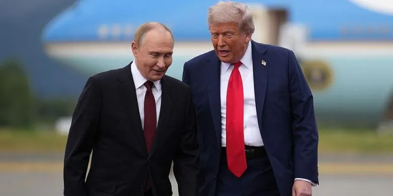 Президент Дональд Трамп прогуливается с президентом России Владимиром Путиным после прибытия на базу Элмендорф-Ричардсон 15 августа 2025 года в Анкоридже, Аляска