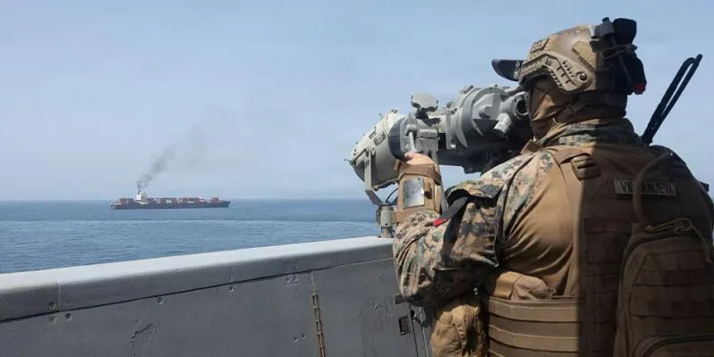 Флот США осуществляет блокаду Ормузского пролива