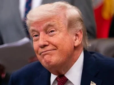 Дональд Трамп с ухмылкой на лице